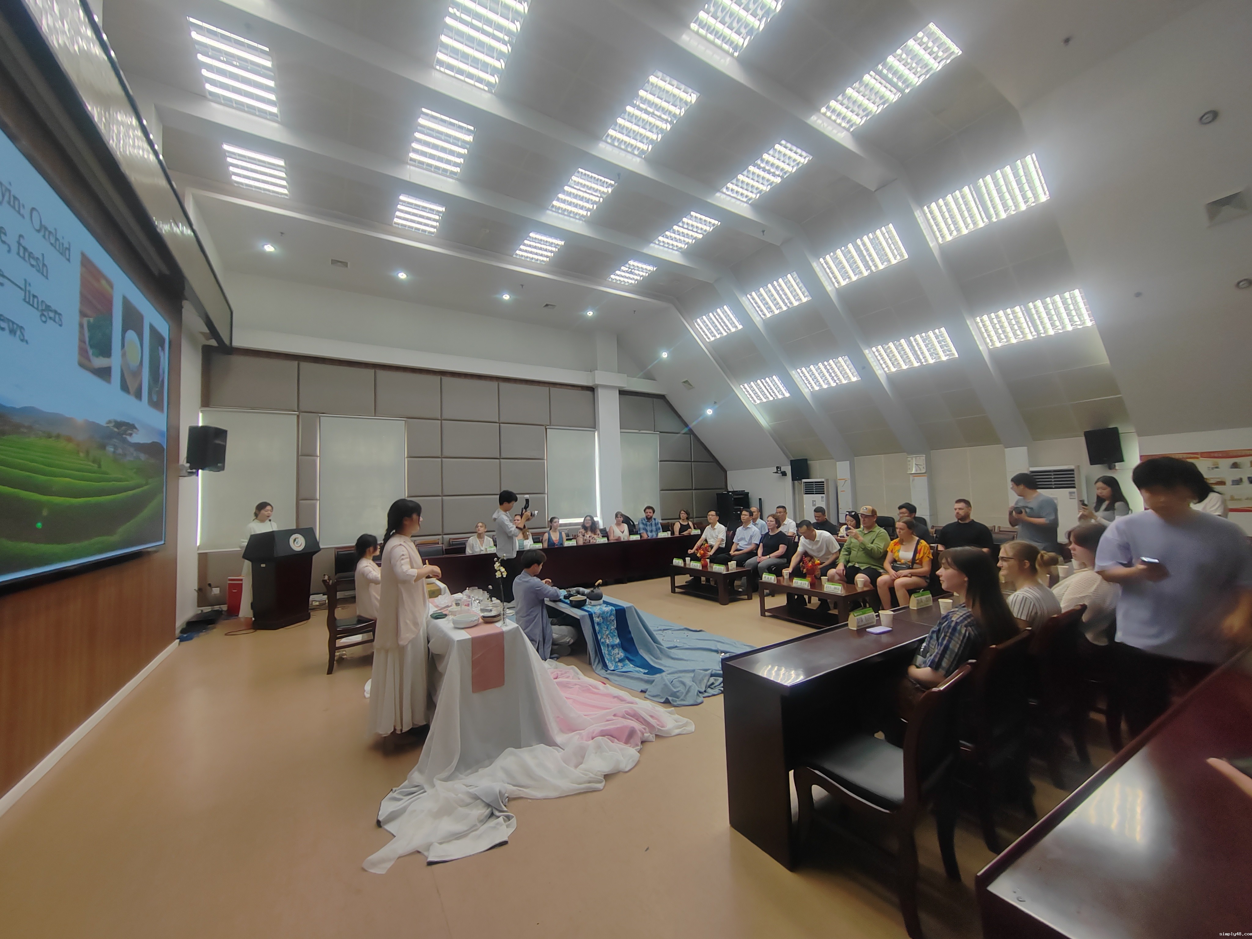 观摩茶艺表演.jpg 观摩茶艺表演.jpg