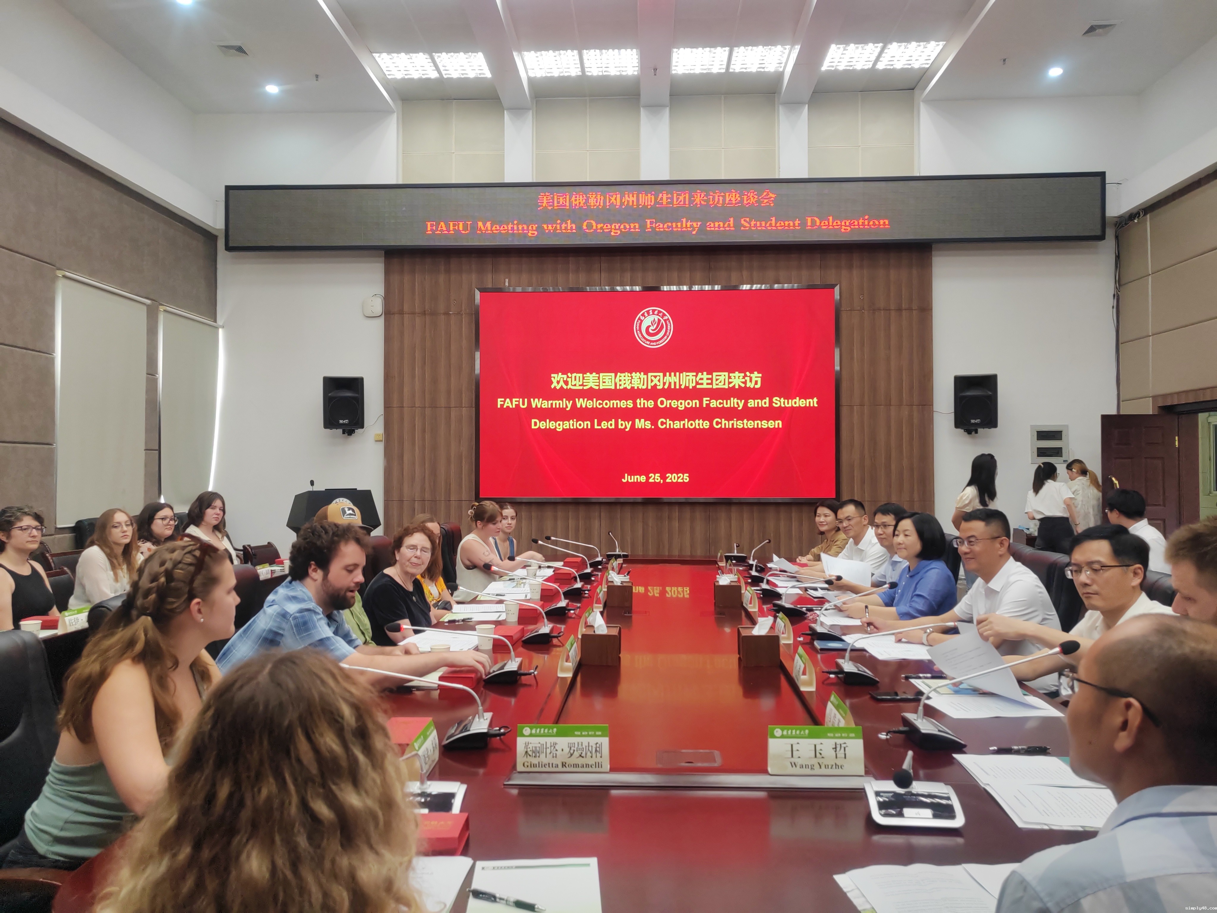 座谈交流.jpg 座谈交流.jpg