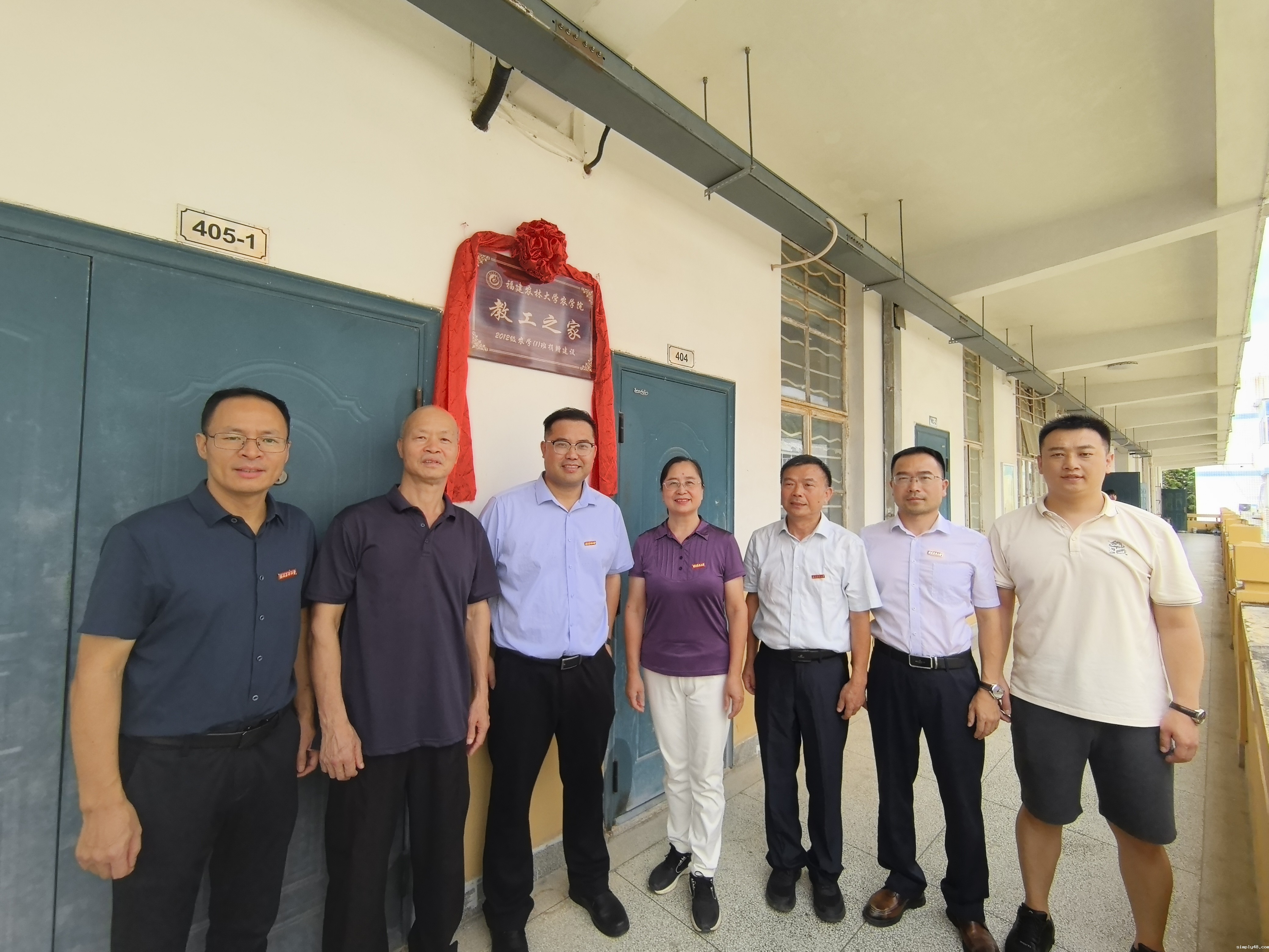 校工会、校关工委、学院领导、班级代表为教工之家揭牌.jpg 校工会、校关工委、学院领导、班级代表为教工之家揭牌.jpg