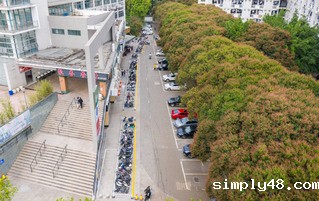 食堂停车秩序良好