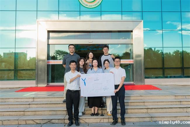 培训师王燊与小组学员合影.jpg 培训师王燊与小组学员合影.jpg